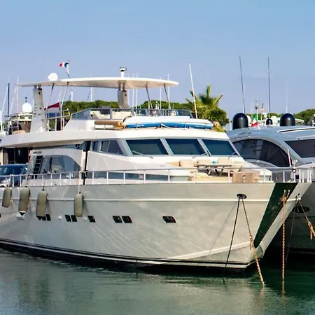 Botel Helios